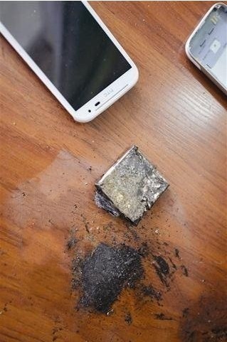 厦门女子HTC手机爆炸 木地板都被烧黑