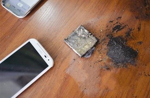 厦门女子HTC手机爆炸 木地板都被烧黑