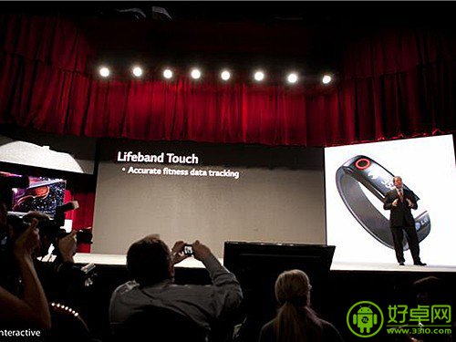 安卓与iOS都支持 LG智能手环Lifeband Touch发布