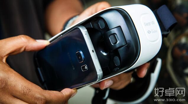 三星推出虚拟现实头盔 可搭载自家手机使用