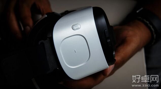 三星推出虚拟现实头盔 可搭载自家手机使用